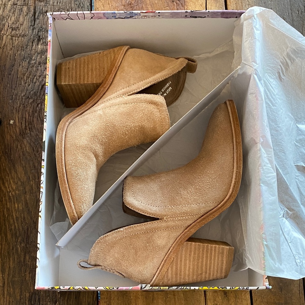 Jeffrey Campbell Suede Beige/Tan Heeled Bootie size 5.5M w/box